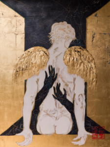 Leah Linh, «Envol», 2020, technique mixte, fond or sur toile, plumes naturelles, 130 x 97 cm