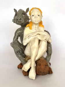 Ruta Jusionyte, «La femme et le dragon sur le tortue», 2025, grès émaillé, 42 x 30 x 42 cm