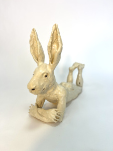 Ruta Jusionyte, «Blanc lièvre», 2025, grès émaillé, 47 x 57 x 20 cm