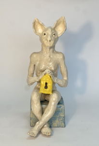 Ruta Jusionyte, «Chat avec la maison», 2025, grès émaillé, 70 x 45 x 30 cm