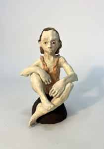 Ruta Jusionyte, «Fille assise», 2025, grès émaillé, 37 x 20 x 22 cm