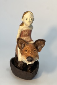 Ruta Jusionyte, «Fille et le renard dans le bateau», 2025, grès émaillé, 44 x 55 x 23 cm