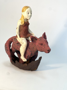 Ruta Jusionyte, «Fille et le renard rouge», 2025, grès émaillé, 50 x 50 x 20 cm