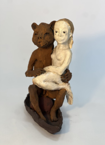 Ruta Jusionyte, «Fille et l’ours dans le bateau», 2025, grès émaillé, 37 x 20 x 40 cm