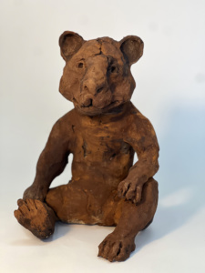 Ruta Jusionyte, «L’ours brun», 2025, grès émaillé, 40 x 30 x 30 cm